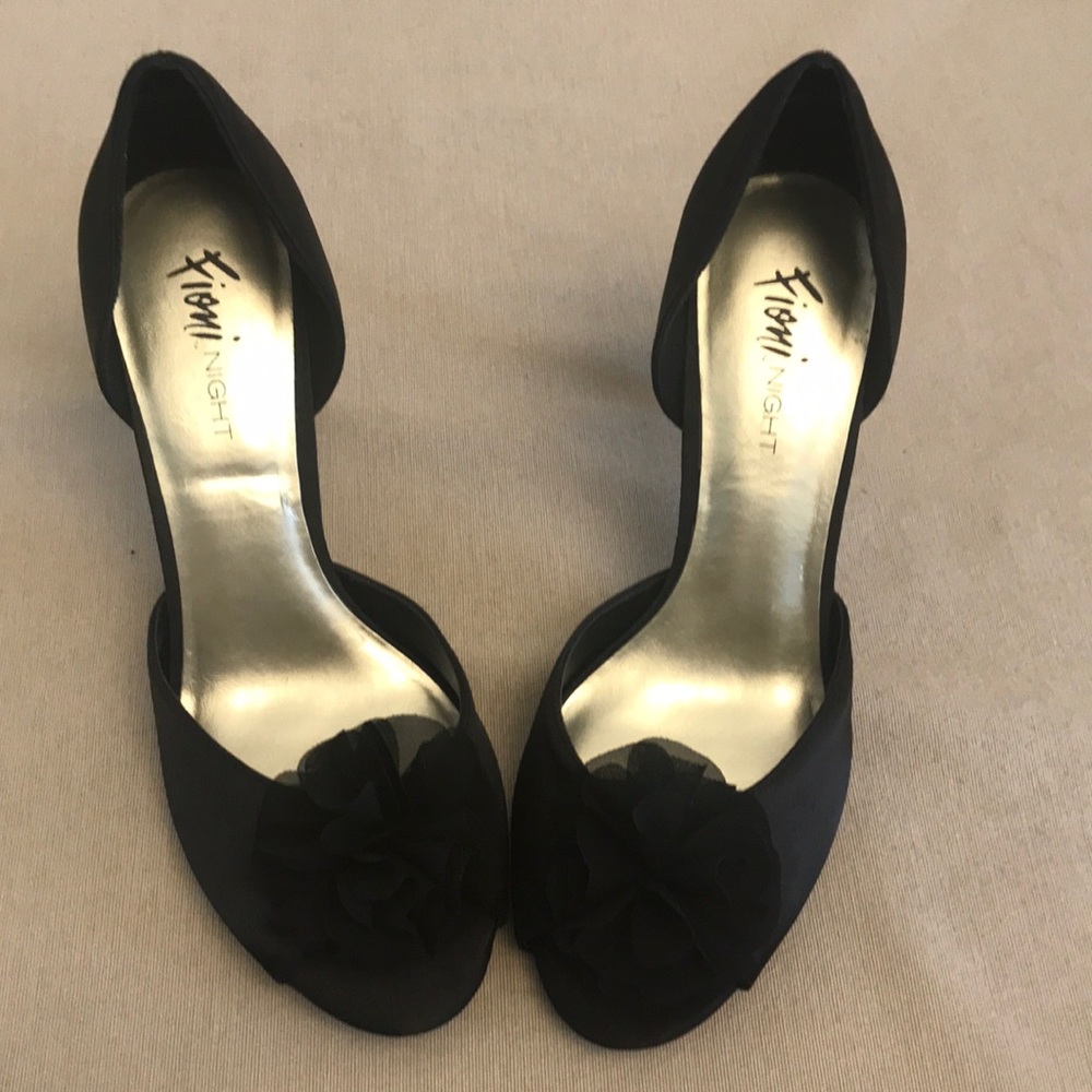 NWOT Fioni black peep toe heals